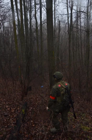 «Лес побит и мусор кругом. Здесь хохлы сидели».