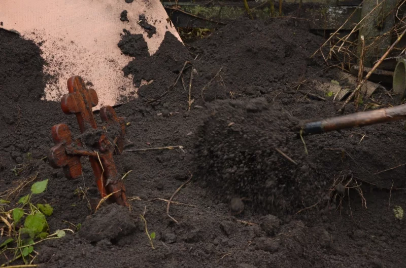 Настенный крест - небольшой ориентир, по которому случайно удалось найти временное место захоронения.