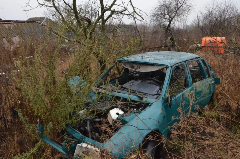 В опустевших посёлках Курской области можно найти множество брошенных машин.