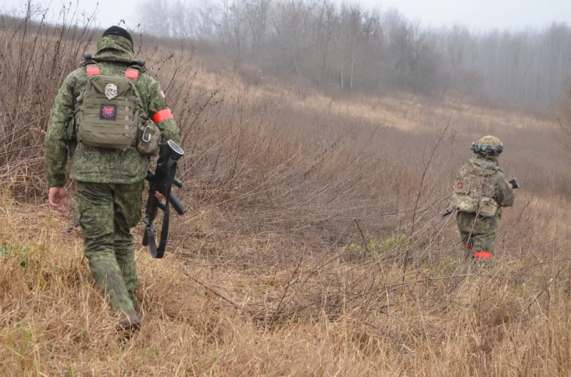 Солдаты ищут воронку, у которой должен быть погибший курянин.