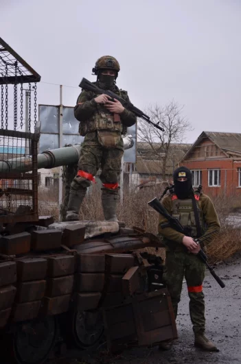 Российские бойцы у уничтоженного вражеского танка.