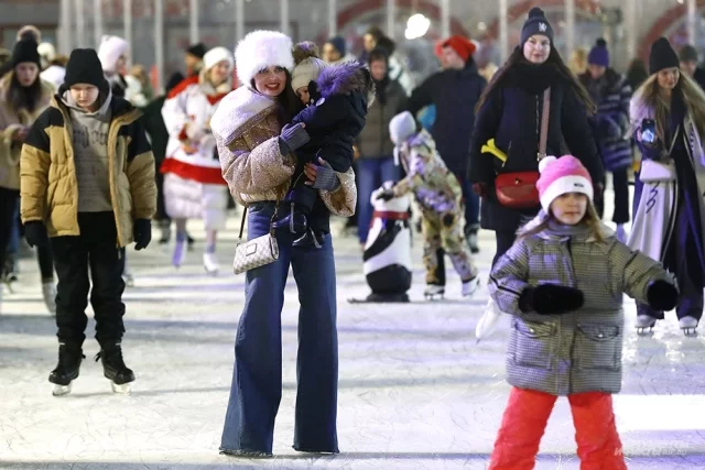 Катки в этом сезоне снова станут местом, куда приходят семьи встретить московскую зиму. 