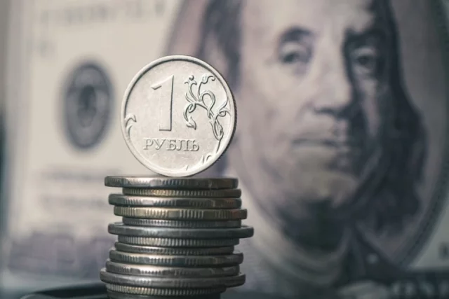 Налоговый период в конце месяца может временно поддержать рубль, если не возникнет непредвиденных госрасходов, как это было год назад.