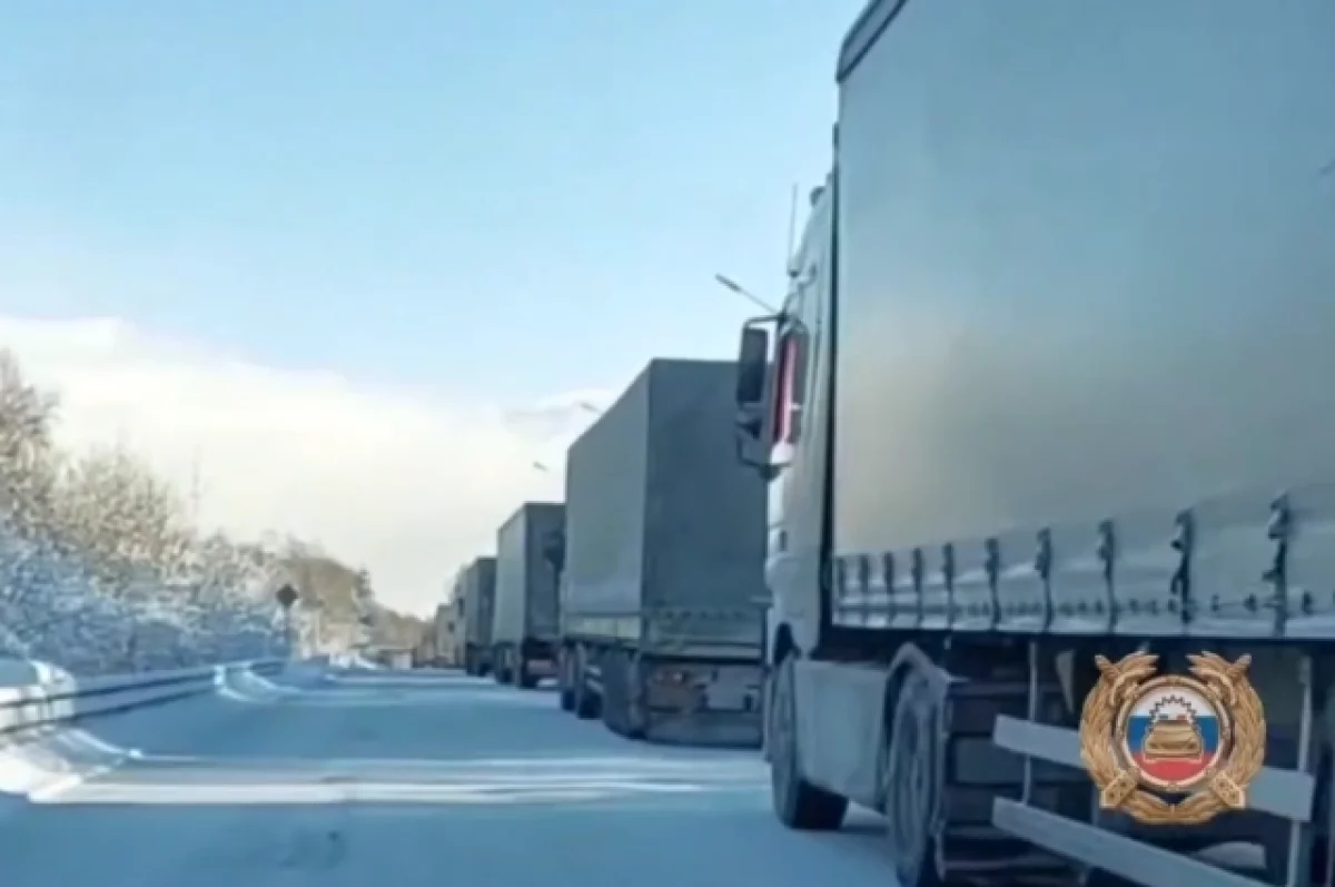 На трассе Байкал два дня наблюдаются пробки из-за снегопада и ряда ДТП