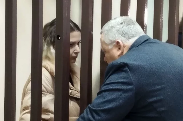 Екатерина Тархова беседует с адвокатом.