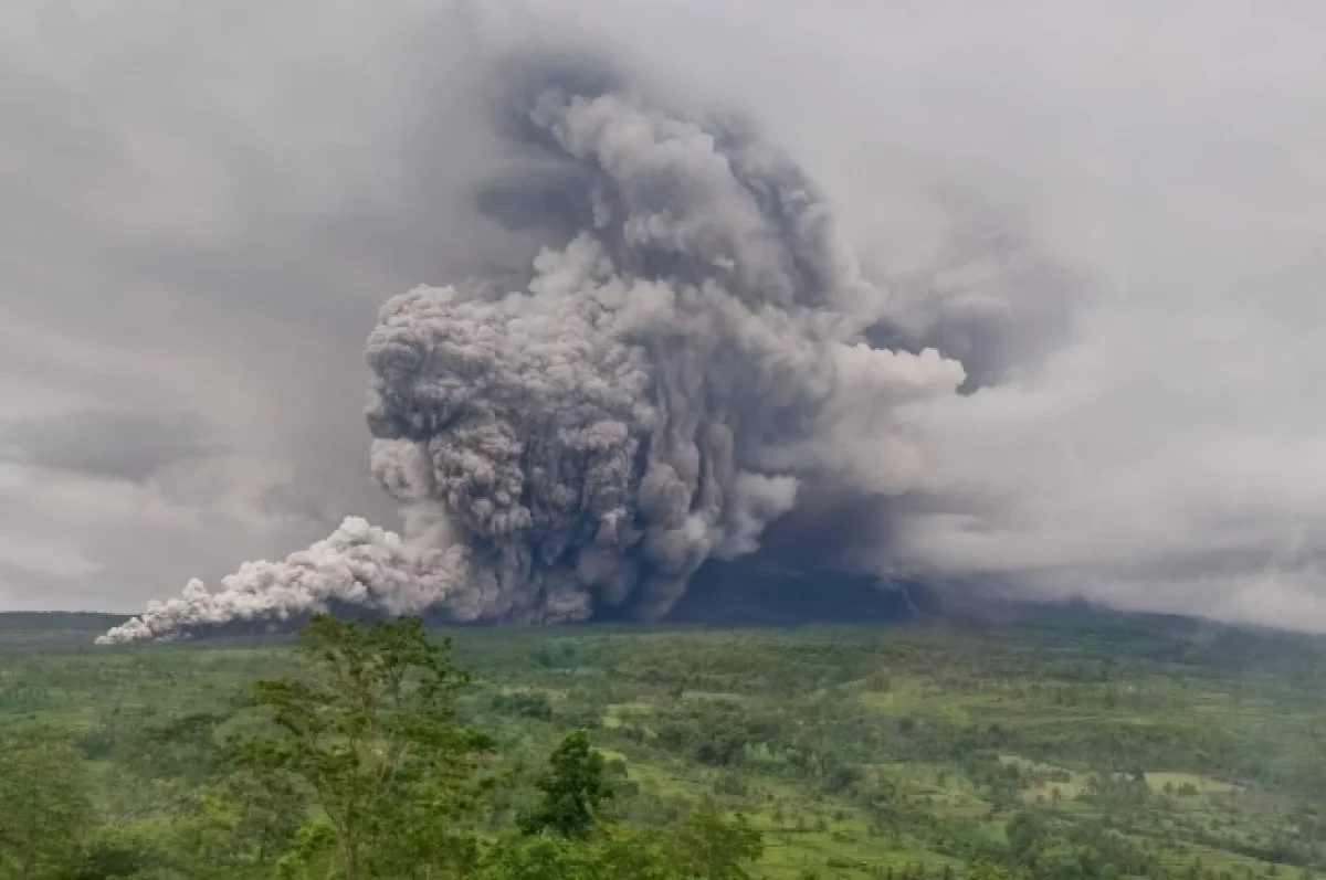 В Индонезии произошло три извержения вулкана Семеру