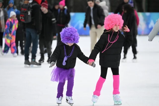 Участники смогут попробовать свои силы сразу в нескольких зимних видах спорта и активностях.