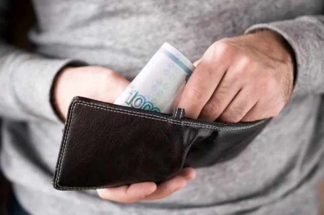 Росстат сообщил, что разница в доходах самых богатых и бедных граждан России сократилась до 12,7 раза.