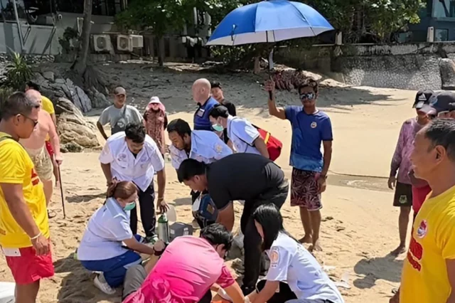 Спасатели пытаются оказать помощь Сергею Лункину. 