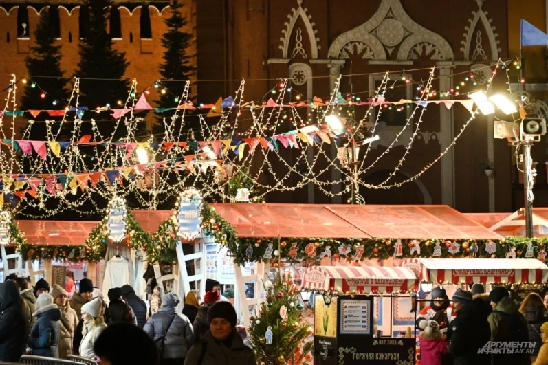 Новогодняя ярмарка у ГУМа.