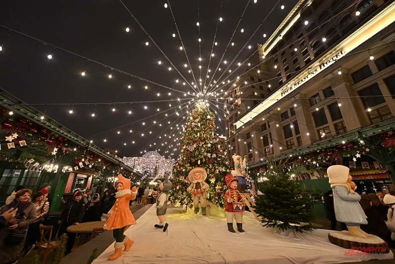 На Манежной площади радуют глаз ростовые фигурки в стиле ушедшего века.