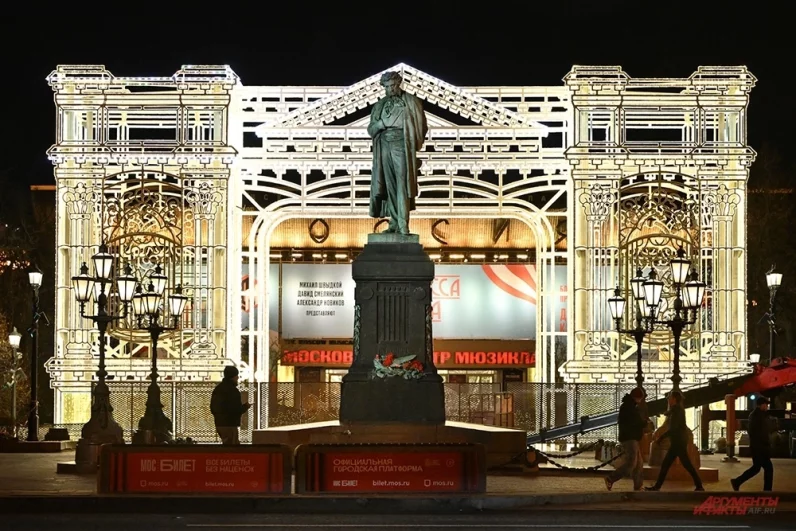 Даже исторические точки столицы расцветились новогодними огнями.