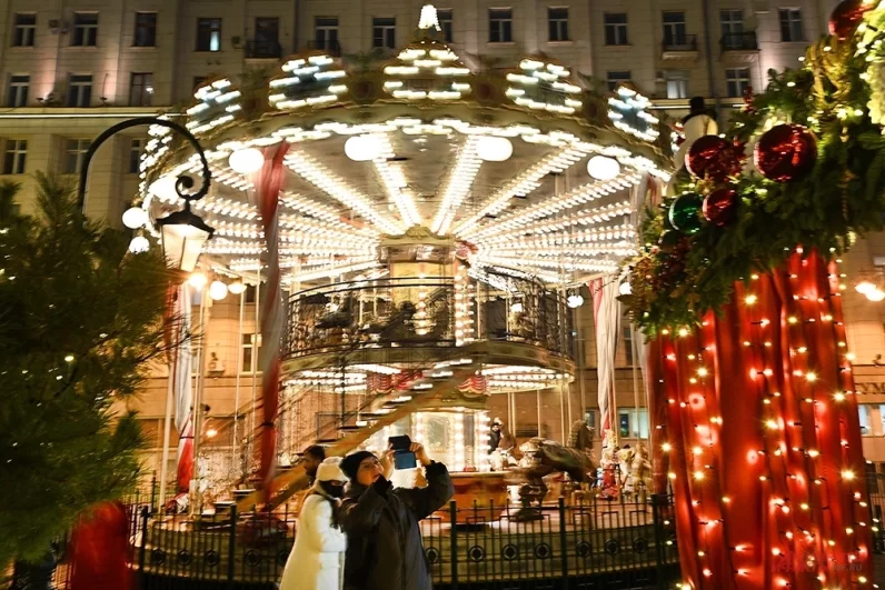 Почти каждая локация оборудована новогодней каруселью.