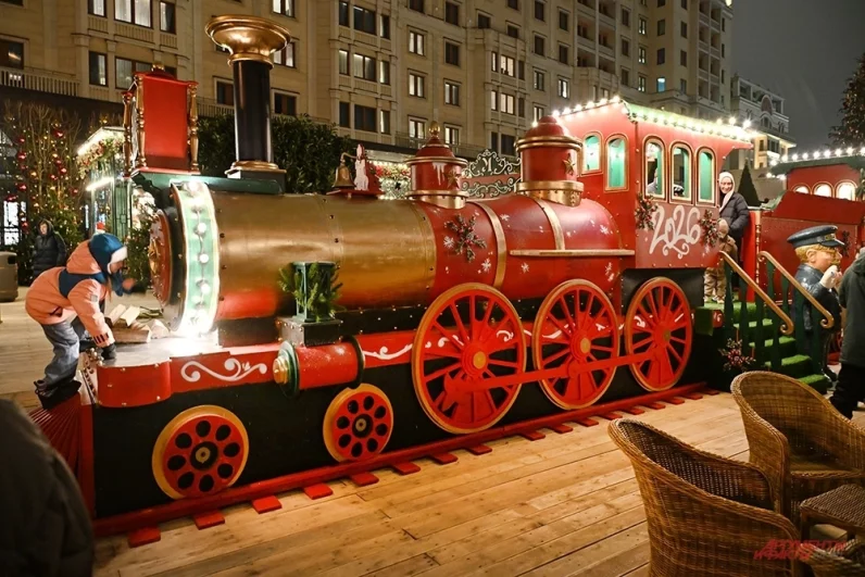 На Площади Революции - целый праздничный поезд.