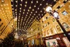 Никольская улица украшена тысячами сияющих подвесов-снежков.