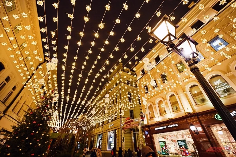 Никольская улица украшена тысячами сияющих подвесов-снежков.