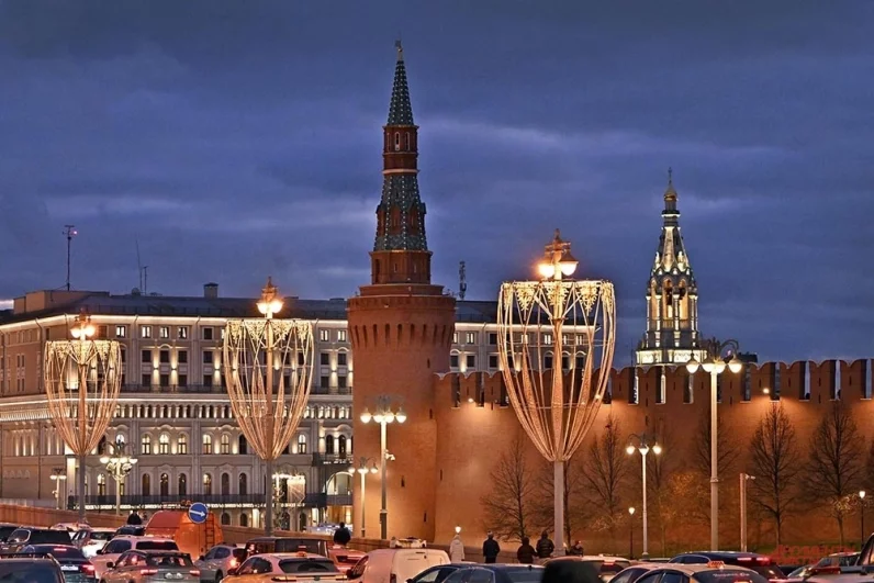 Праздничные украшения начинаются с самой Красной площади. Все декоративные элементы для украшения города используются повторно.