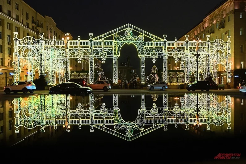 Самую большую новогоднюю арку разместили на Тверской.