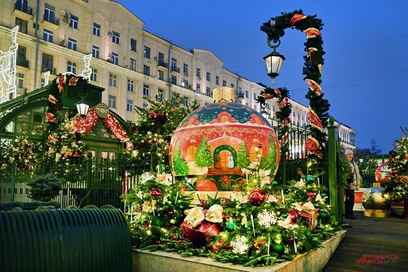 С 1 декабря в Москве работают площадки проекта «Зима в Москве». Шары с ручной росписью на Тверской площади с первых минут погружают гостей в новогоднюю атмосферу.