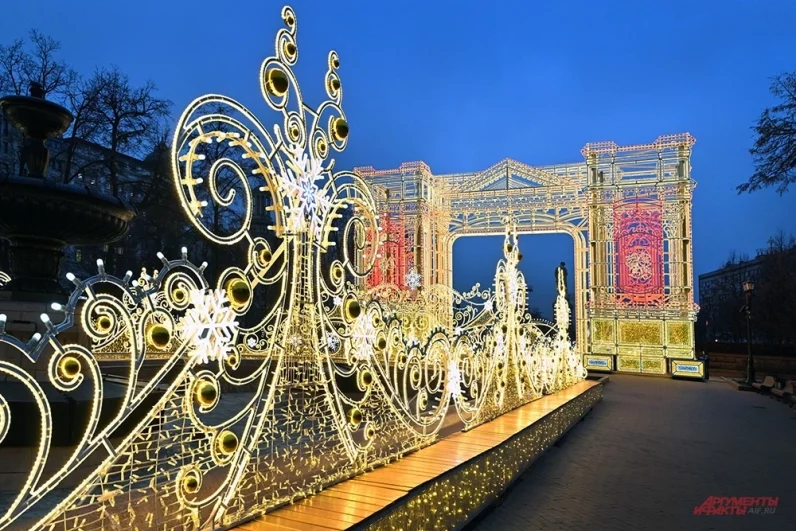 Иллюминационные морозные узоры стелются по дорогам города.