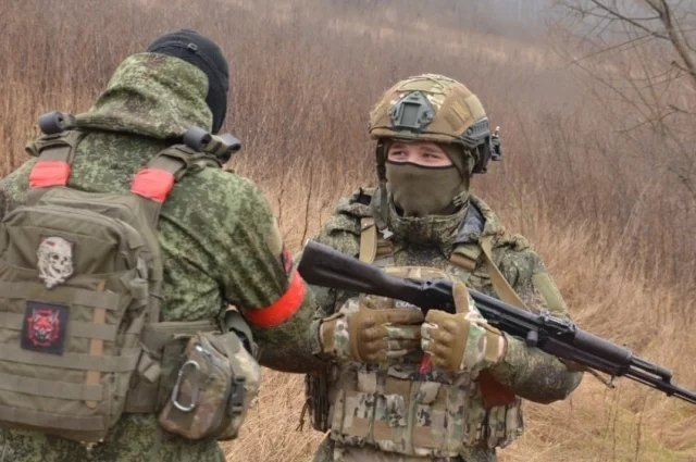 Бойцы и волонтёры восстанавливают мирную жизнь в регионе.