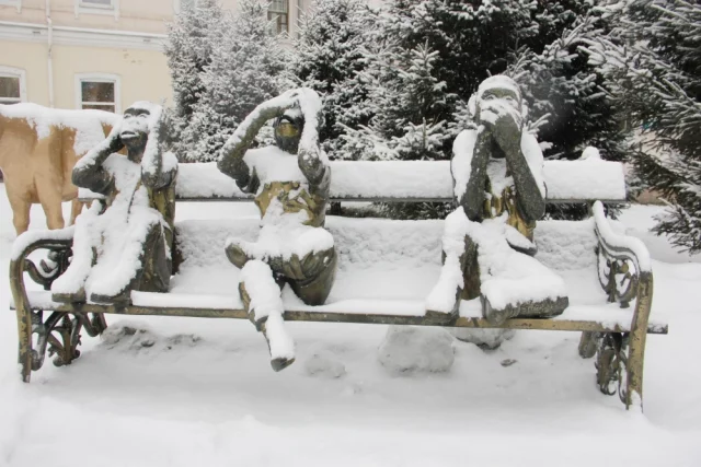 Даже скульптуры замёрзли в начале декабря в Иркутске. 