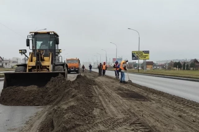 Городские службы сейчас приводят в нормативное состояние земляную разделительную полосу вдоль автодороги на улице Мичуринской. 