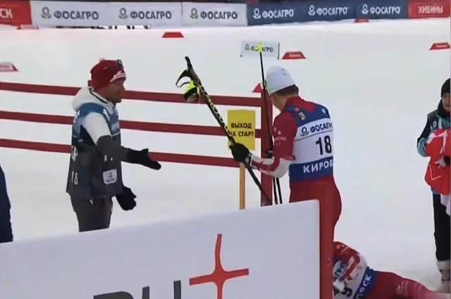 Большунов подъехал к Бакурову, который стоял, опираясь на бортик, и толкнул его в плечо. Удар оказался настолько сильным, что спортсмен рухнул вместе с ограждением и покинул трассу, заметно хромая.