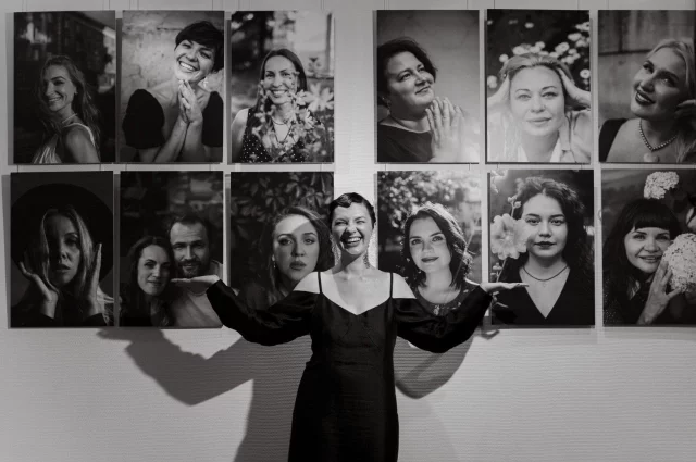 Екатерина фоне своих фоторабот