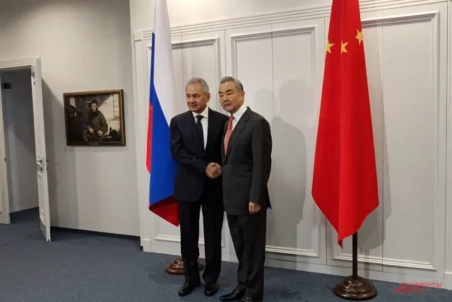 Сергей Шойгу и Ван И в Москве проводят российско-китайские консультации по безопасности.