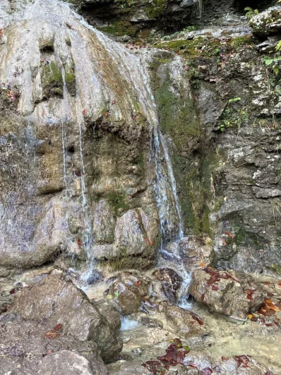 туристы могут посетить Монахову пещеру у водопада.
