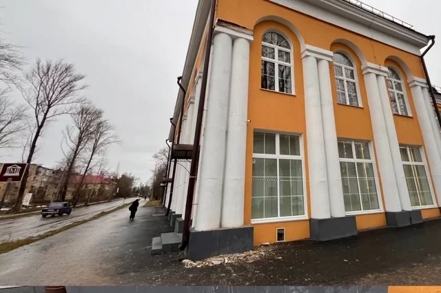 В субботу часть колонны обрушилась, едва не задев проходившего мимо пешехода.