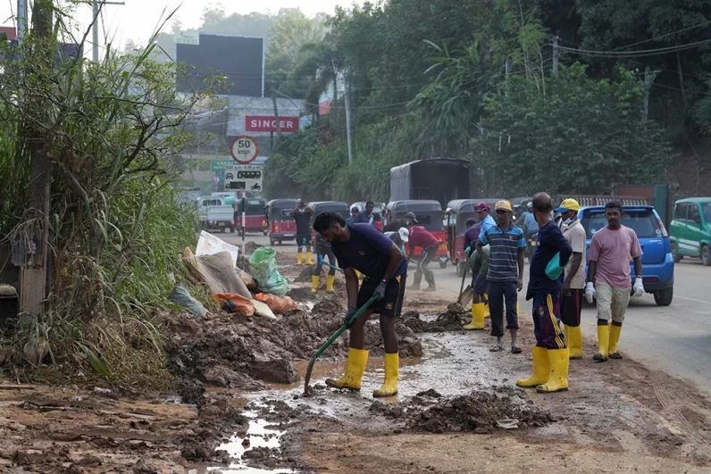 Последствия наводнения на Шри-Ланке.