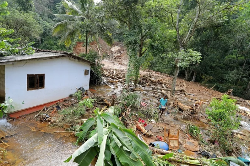 Власти предупреждают о высокой вероятности вспышек инфекций из-за стоячей воды.