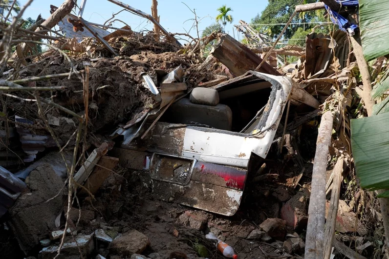  «Дитва» обрушился на побережье Шри-Ланки 28 ноября. 