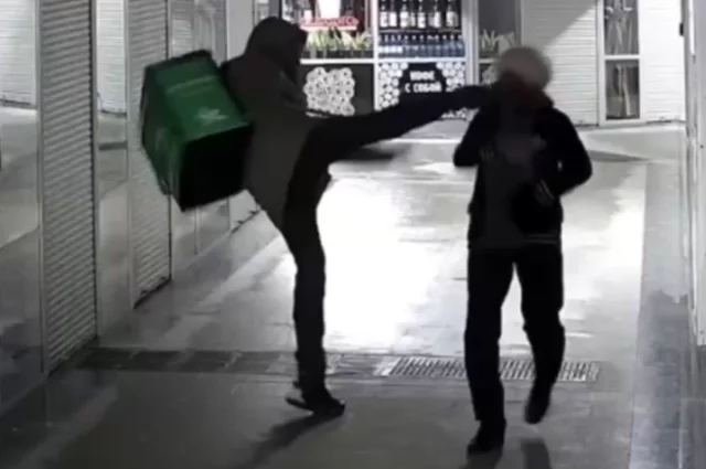 От удара бабушка упала и ударилась головой о пол и стену