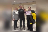 На стоянке в Казани она открыла переноску, чтобы выпустить кота немного размяться под присмотром.