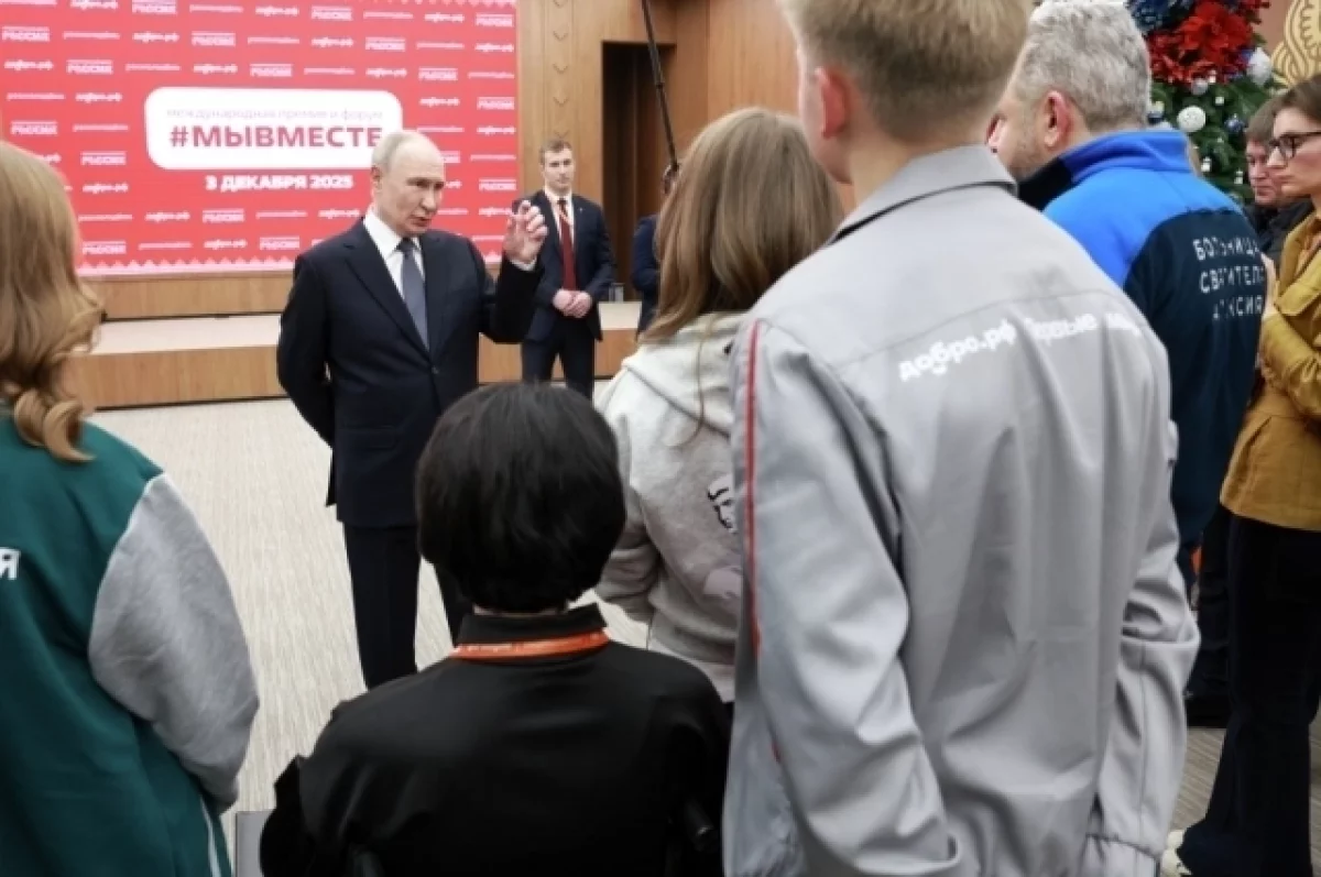 Путин пообщался с волонтерами на форуме Мы вместе