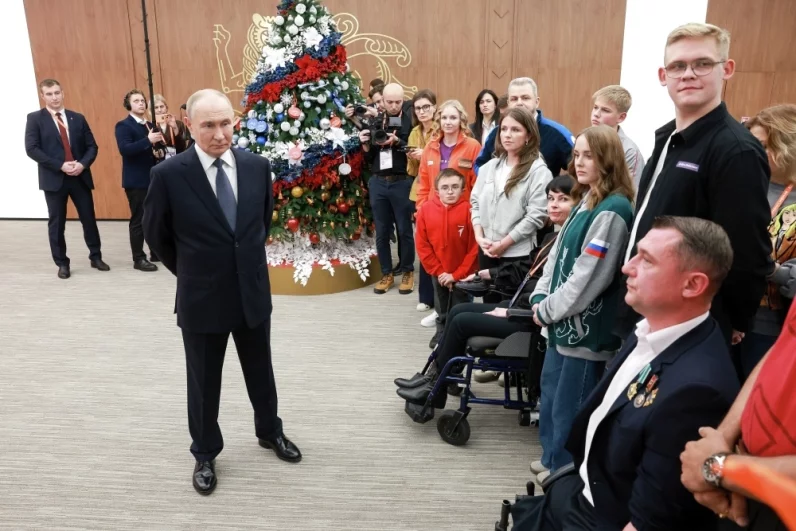 Президент РФ Владимир Путин на встрече с волонтерами на Международном форуме гражданского участия #МЫВМЕСТЕ.