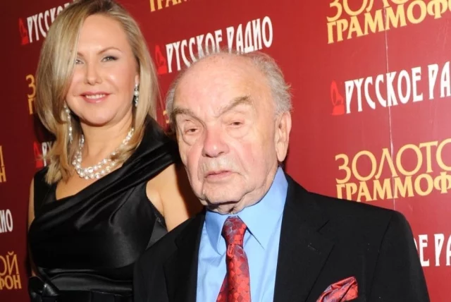 Увидев Светлану, он влюбился, как мальчишка.