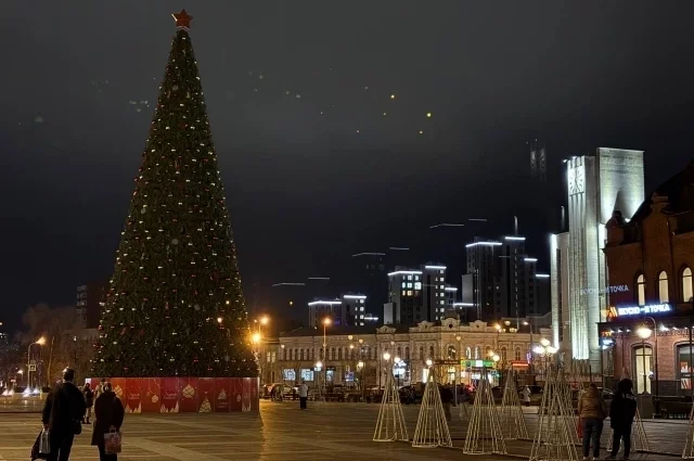 А многим горожанам новая ёлка понравилась.