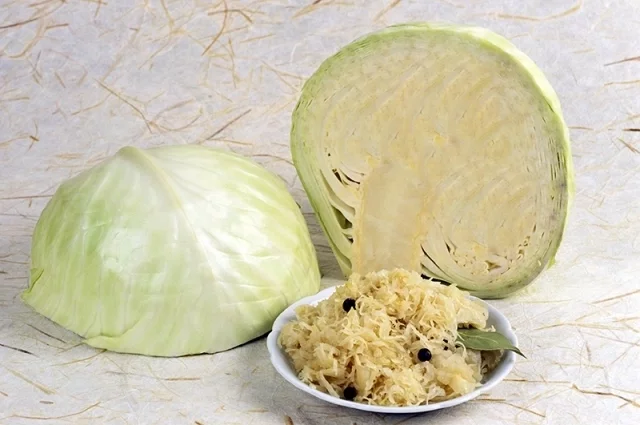 При выборе конкретного кочана для засолки ориентируйтесь на плотность и вес.