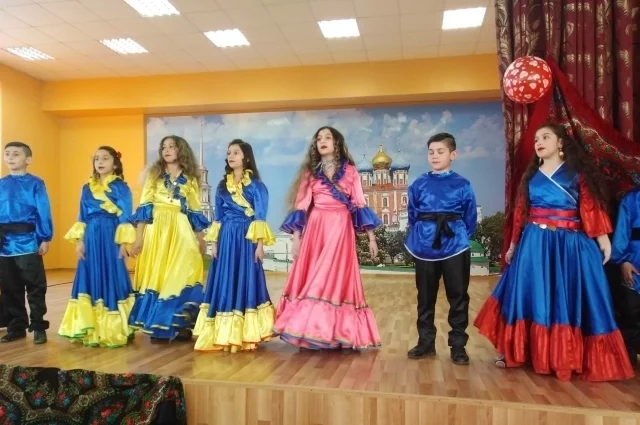 На протяжении веков цыгане хранят свои традиции. Из поколения в поколение передаются обряды, песни, язык.