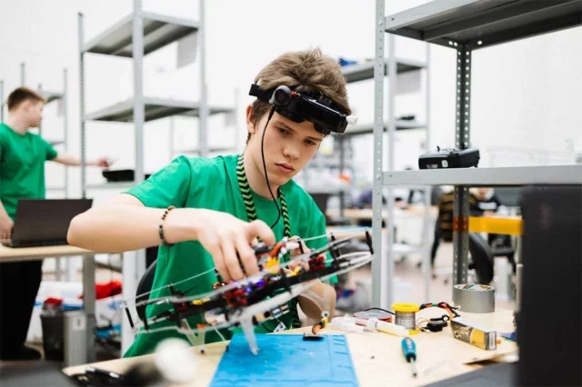  «Профессионалитет» — это подготовка студентов в 24 приоритетных для экономики отраслях под запрос конкретных работодателей в регионах.