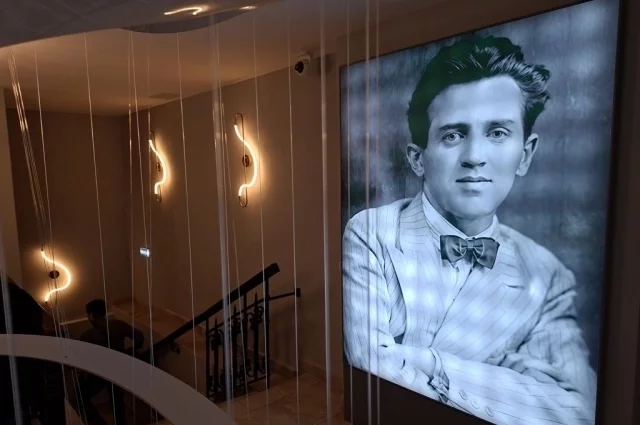 В день 125-летия основоположника татарской профессиональной музыки в Казани открыли его обновленный музей. Фойе на первом этаже украшают светильники в виде скрипичных ключей.