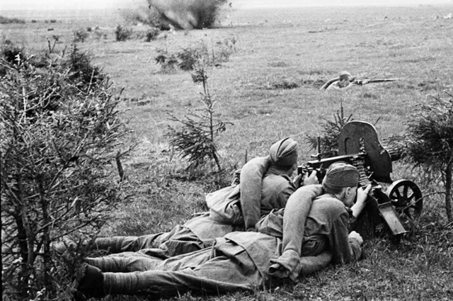 Бойцы Красной армии ведут бой на берегу Днепра.