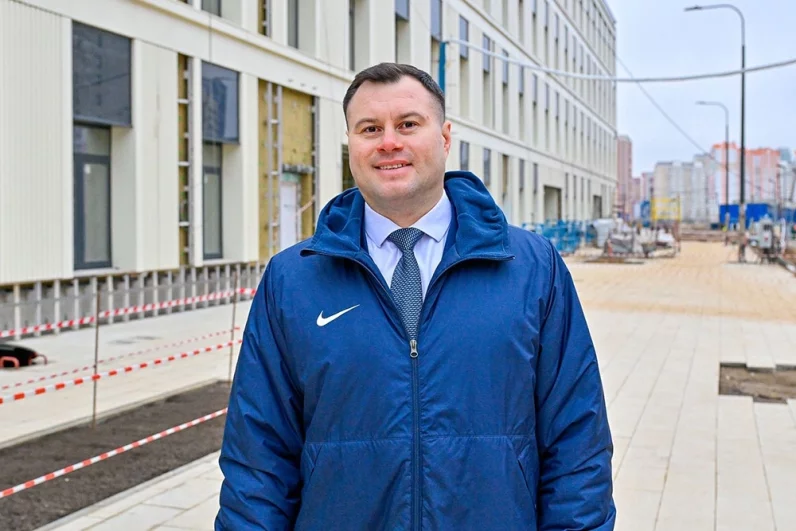 В беседе с многодетным отцом Алексеем Канайкиным Сергей Собянин сообщил, что поликлинику в Некрасовке у Зенинского шоссе откроют раньше срока, до конца 2026 года.