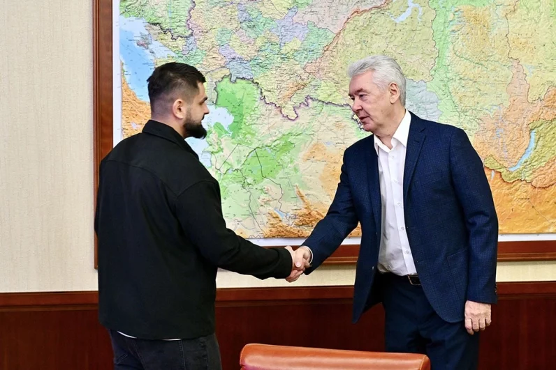 Москвич Артем Беседин спросил про стадион имени Эдуарда Стрельцова. По распоряжению мэра его откроют в 3 квартале 2026 года.