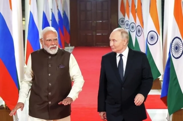 4 декабря 2025. Президент РФ Владимир Путин и премьер-министр Индии Нарендра Моди (слева) перед началом неформального обеда в резиденции премьер-министра в Нью-Дели.