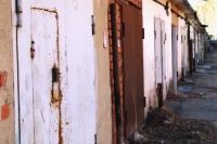 Авто было припарковано внутри со снятыми колесами. 